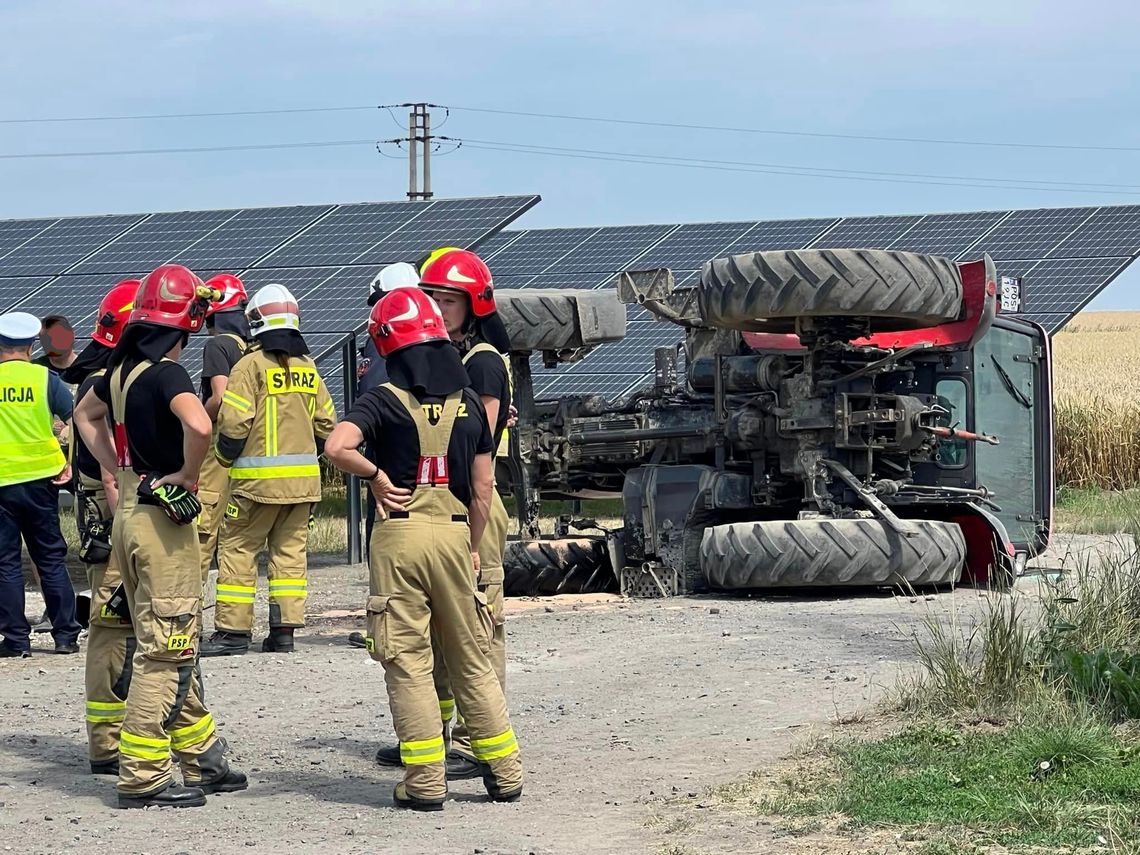 Wypadek przy pracy na polu. Traktor przewrócił się na bok