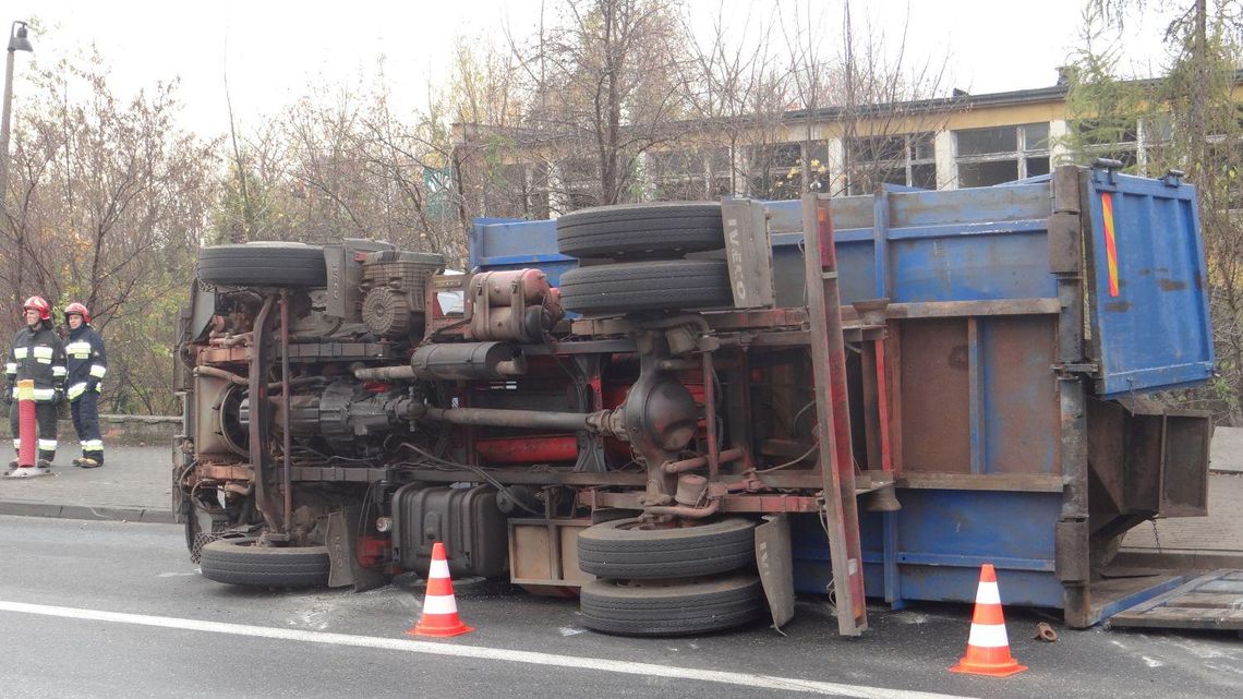 Wypadek przy więzieniu: ciężarówka na boku ZDJĘCIA