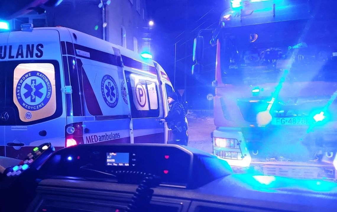 Wypadek w Jamnicach. Wydobywali 39-latka spod auta
