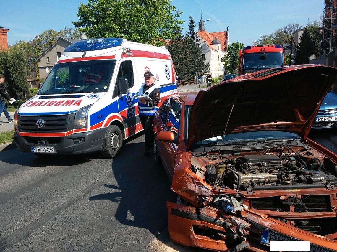 Wypadek w Krotoszynie. Nissan uderzył w betonowe ogrodzenie ZDJĘCIA