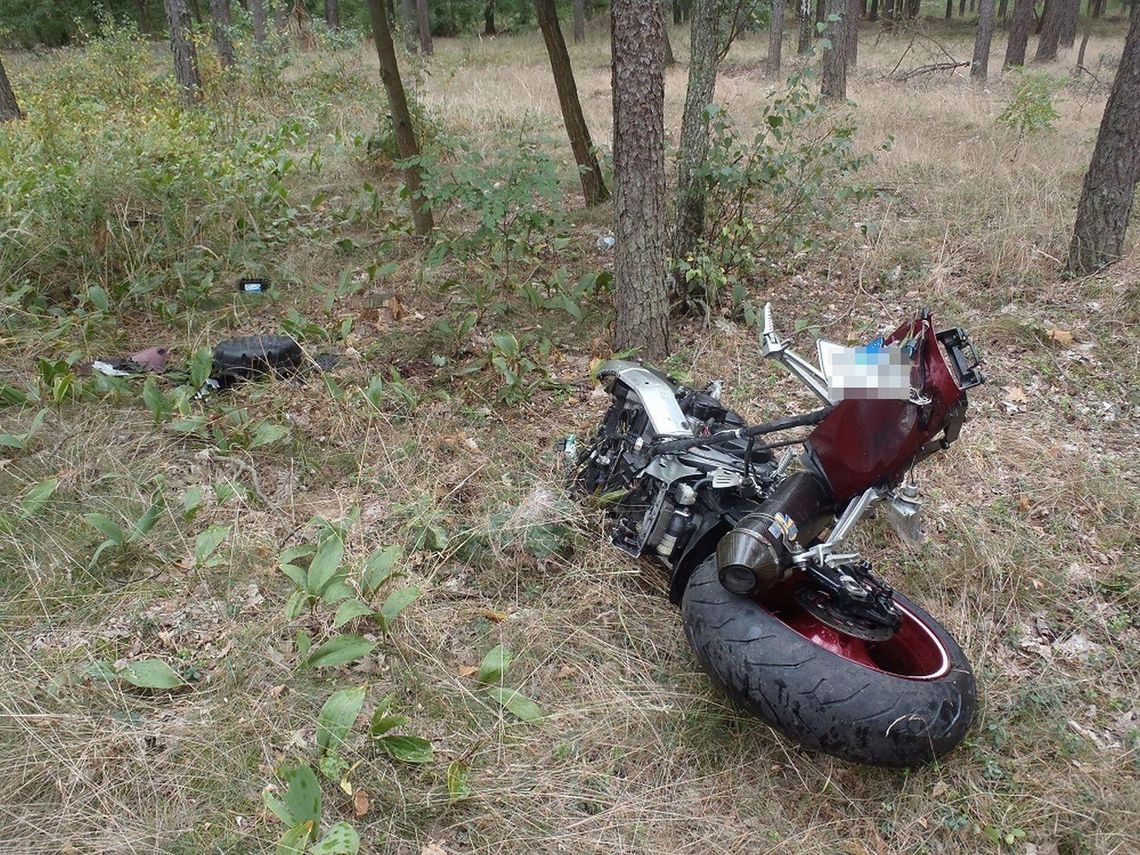 Wypadek w Niedźwiedziu. Motocykl rozpadł się na dwie części ZDJĘCIA