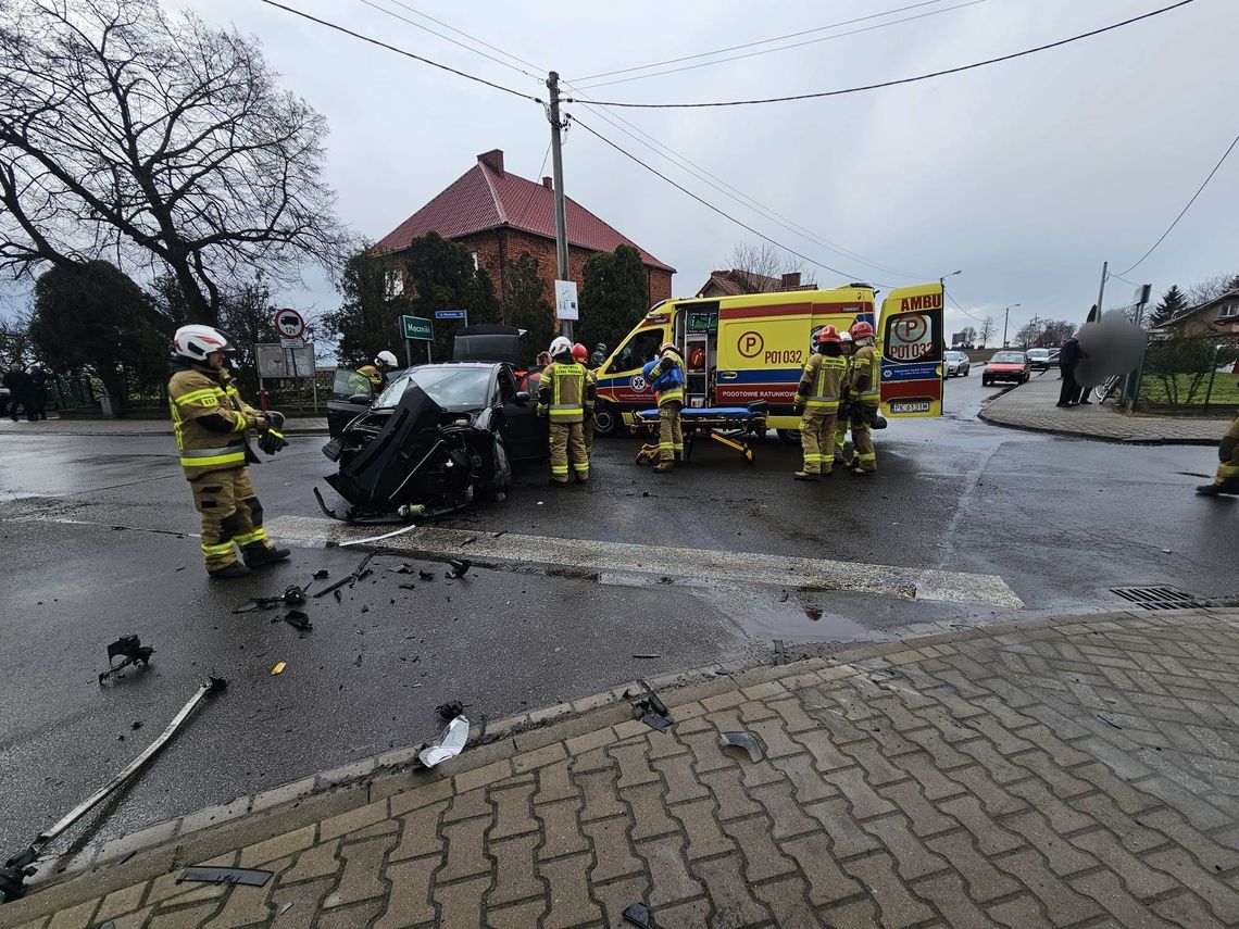 Wypadek w Nowych Skalmierzycach. Jedno z aut dachowało ZDJĘCIA