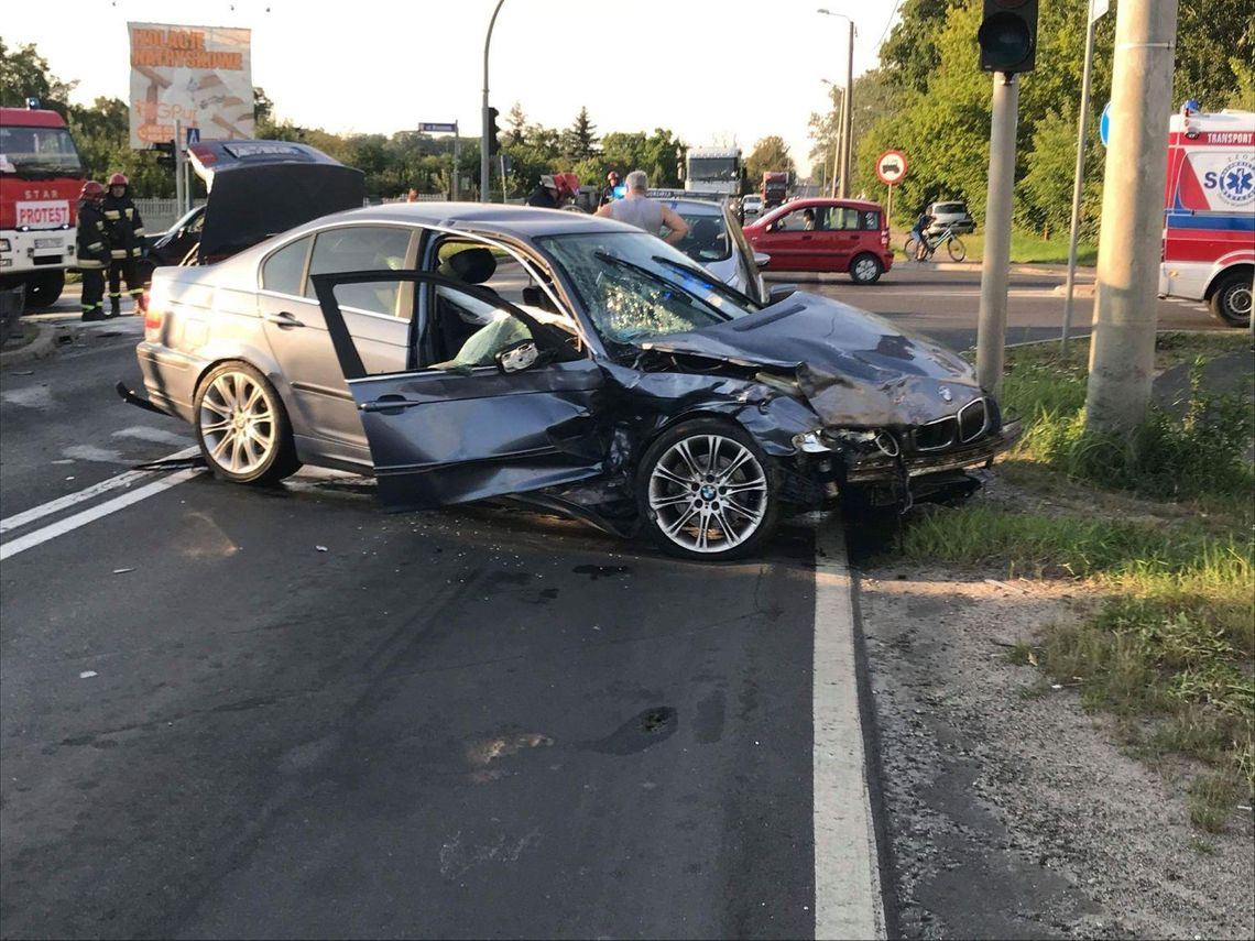 Wypadek w Ostrowie Wielkopolskim. BMW zderzyło się z busem Poczty Polskiej ZDJĘCIA