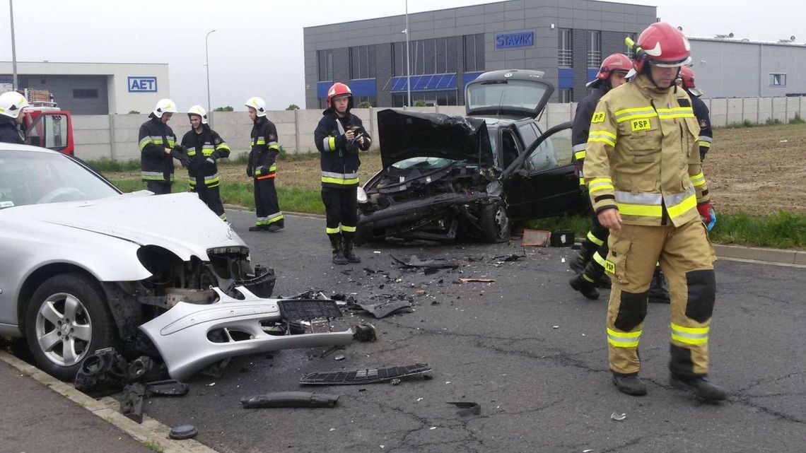 Wypadek w Ostrowie Wielkopolskim, dwie osoby ranne ZDJĘCIA