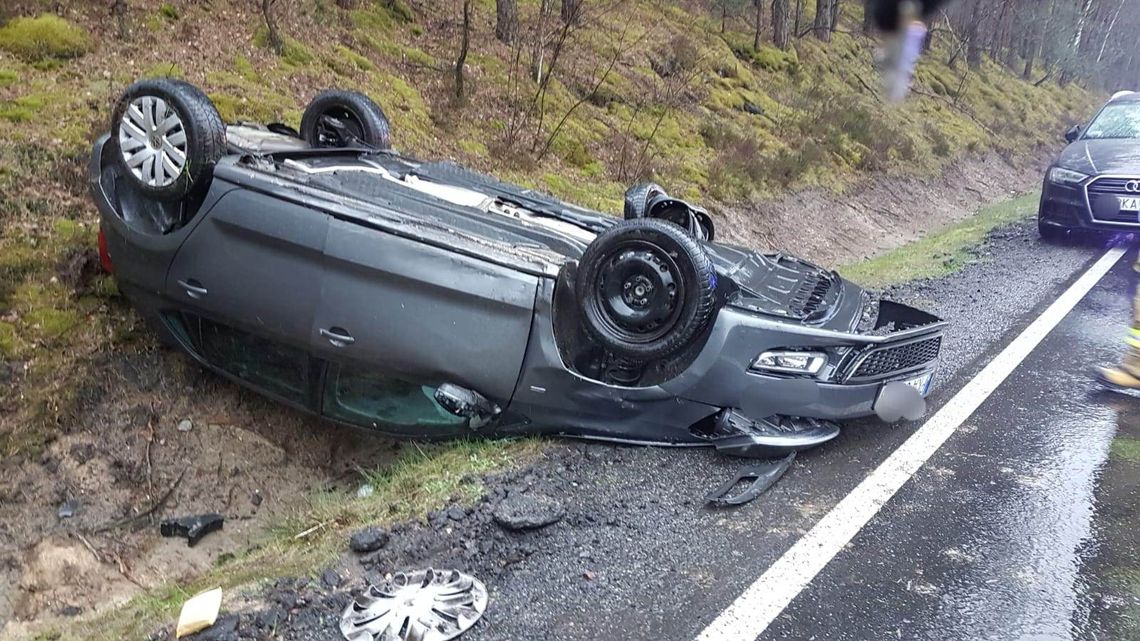 O krok od dramatu. Dachowanie i zderzenie z ciężarówką w powiecie ZDJĘCIA