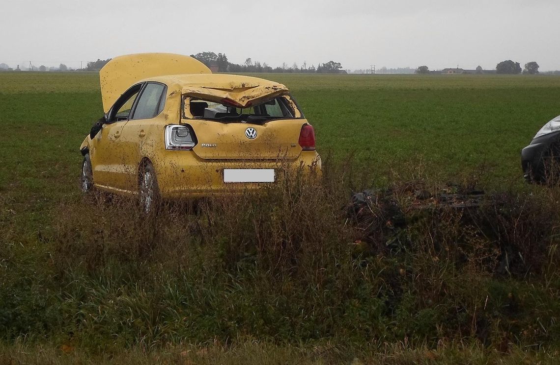 Wypadł z drogi i koziołkował. Zatrzymał się w polu ZDJĘCIA