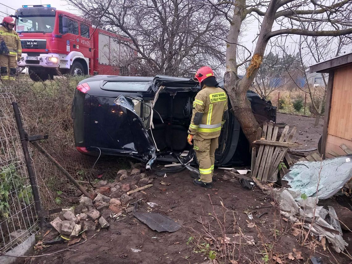 Wypadł z drogi i uderzył w płot. Kierowca uwięziony w aucie