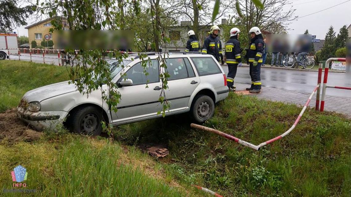 Wypadł z drogi i zawisł nad rowem. Kierowca pijany, w aucie dzieci ZDJĘCIA