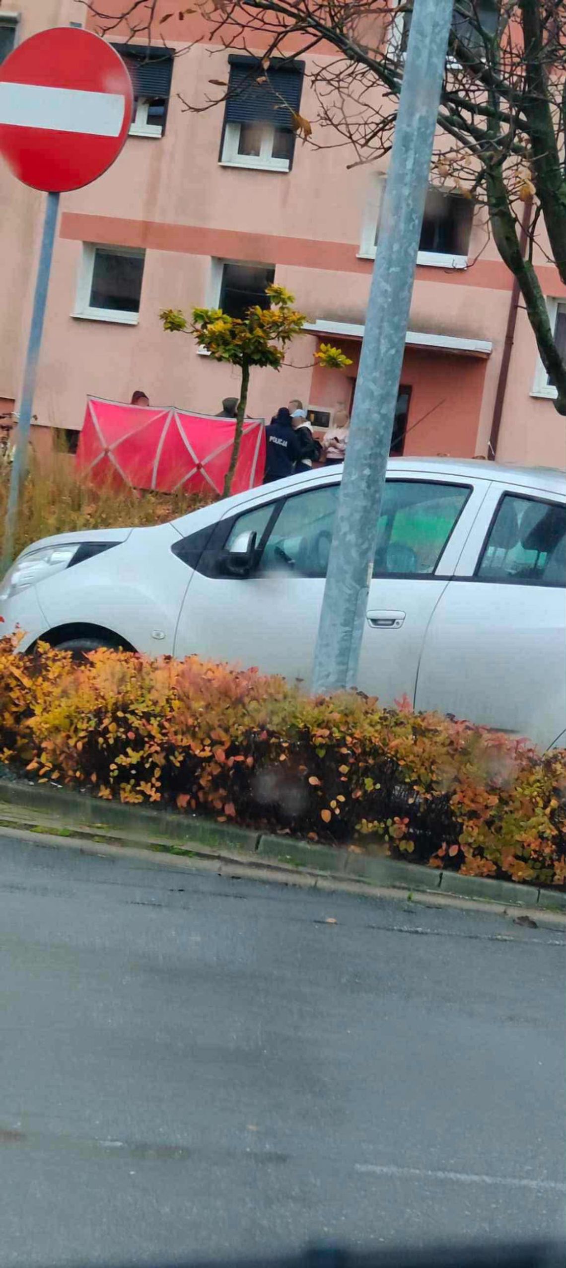 Wypadła z okna. Kobieta zginęła na miejscu Wypadła z okna. Kobieta zginęła na miejscu
