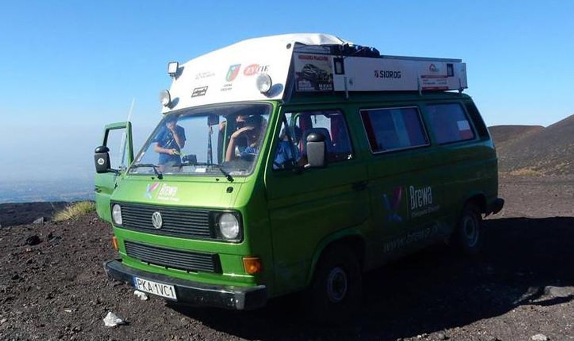 Wyprawa marzeń przerwana! Młodym podróżnikom w Rzymie skradziono busa