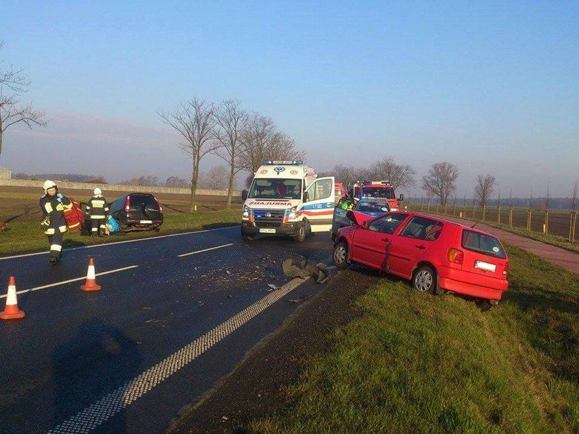 Wyprzedzał i odjechał. Przez niego zderzyły się honda z volkswagenem ZDJĘCIA