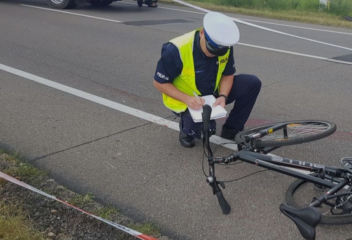 Wyprzedzał i potrącił rowerzystę. Kierowca odjechał z miejsca zdarzenia