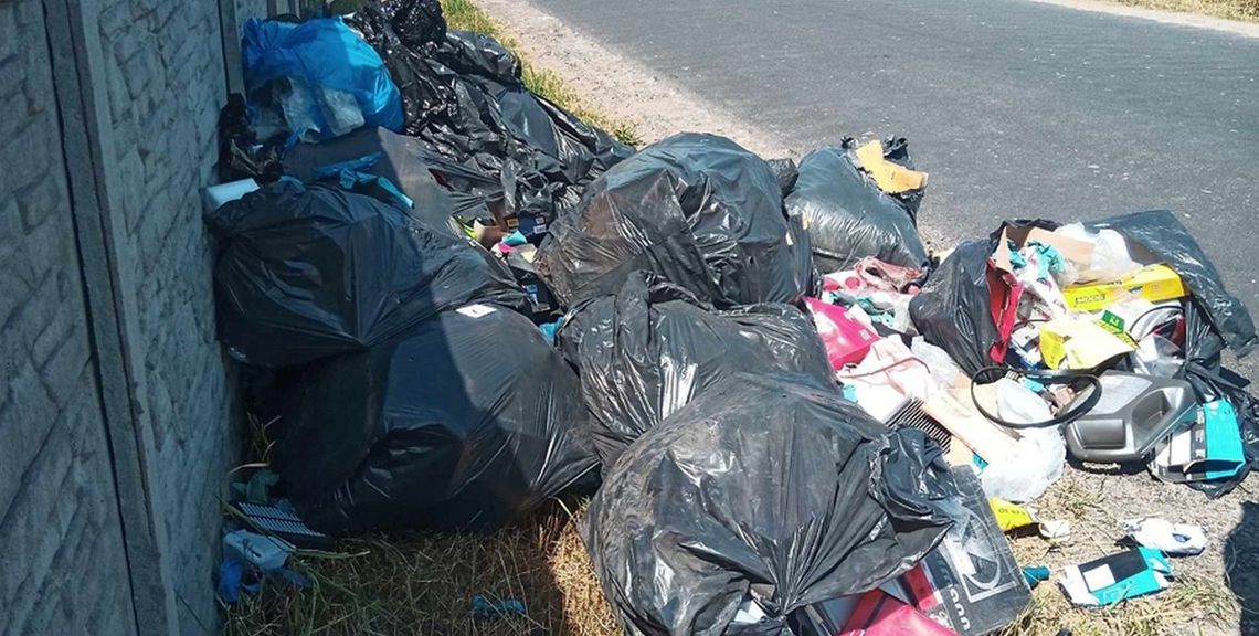 Wyrzucił śmieci przy drodze. Służby sprawdziły zawartość worków i go namierzyły