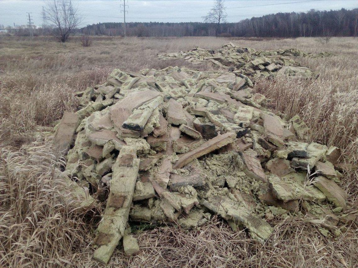 Wyrzucił wełnę mineralną na pole. Śmieciarza namierzyli strażnicy miejscy ZDJĘCIA