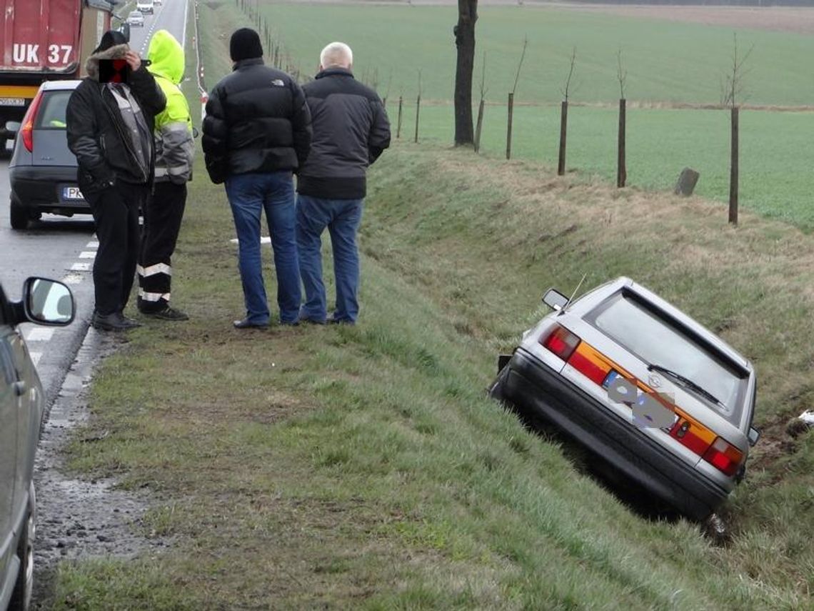 Wystraszyła się TIR–a. Wylądowała w rowie ZDJĘCIA