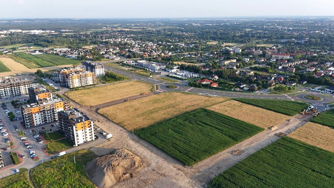 Wytyczają nowe drogi. Widać je już z lotu ptaka Wytyczają nowe drogi. Widać je już z lotu ptaka