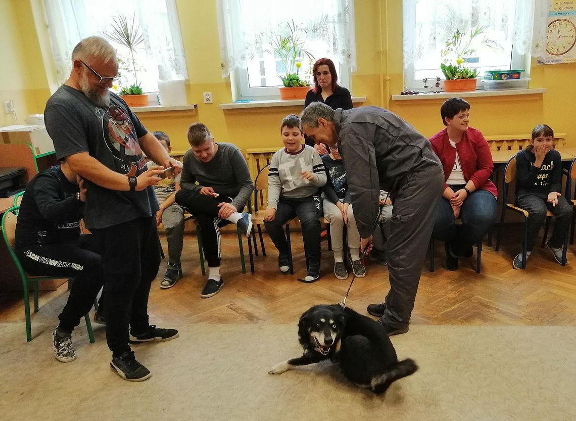 Z czworonogami po szkołach ZDJĘCIA