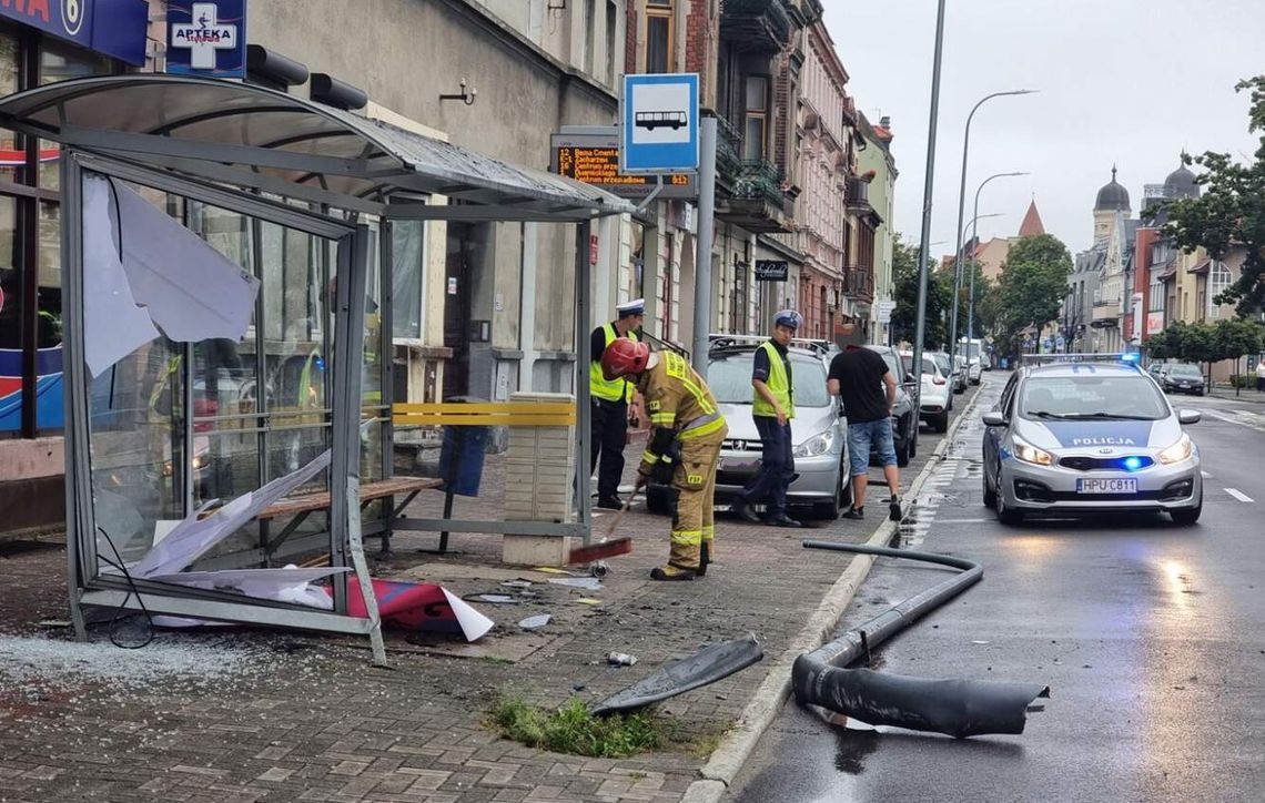 Z impetem wjechał w przystanek autobusowy i uciekł z miejsca zdarzenia