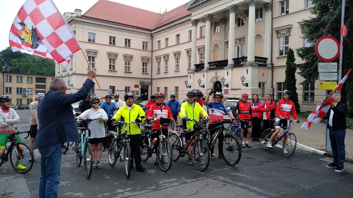 Z Kalisza do Częstochowy. Rekordowa liczba samorządowców w rowerowej pielgrzymce na Jasną Górę WIDEO