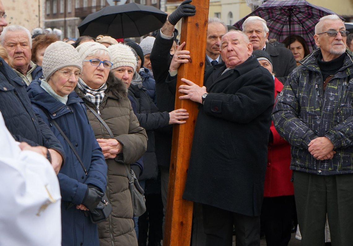 Z krzyżem w obronie życia dzieci nienarodzonych ZDJĘCIA