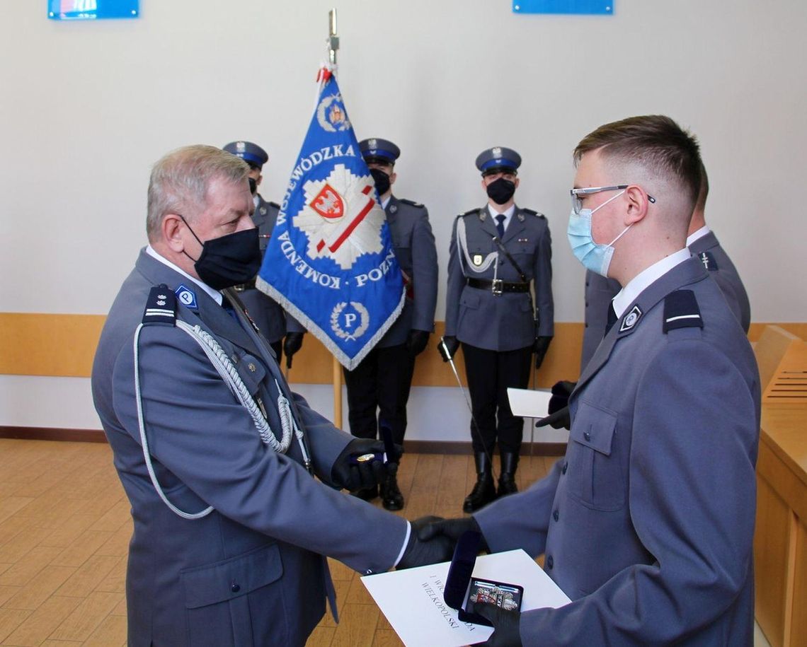 Z narażeniem własnego życia ratowali innych. Kaliscy policjanci odznaczeni Kryształową Gwiazdą