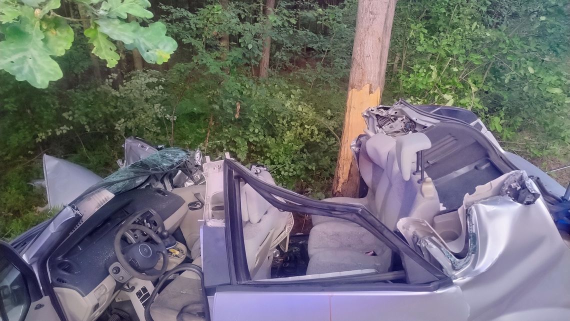 Z ogromną siłą uderzyli w drzewo. Dwie osoby w CIĘŻKIM STANIE Z ogromną siłą uderzyli w drzewo. Dwie osoby w CIĘŻKIM STANIE