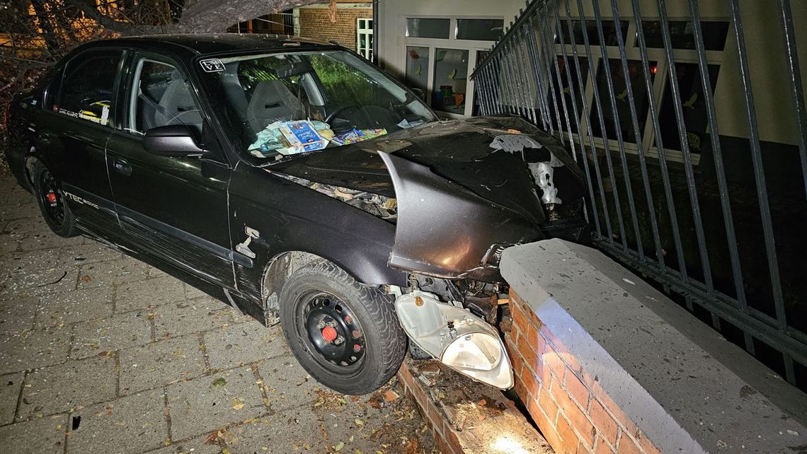 Z ogromną siłą uderzył w bramę przedszkola. Policja szuka kierowcy