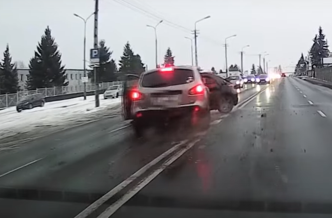 Z prawego pasa nagle skręcił w lewo. Wypadek nagrała kamera WIDEO