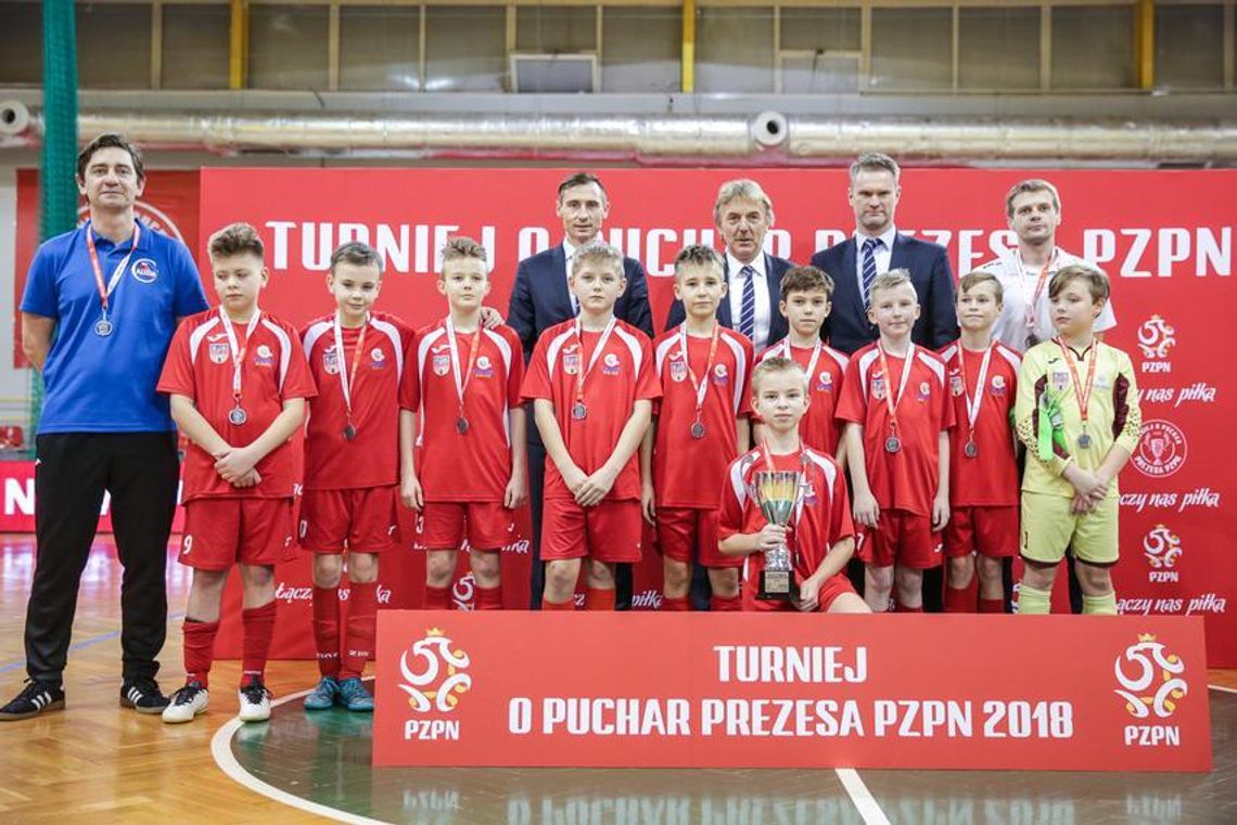 Z pucharem i medalami od prezesa PZPN. Piłkarze Calisii 14 wicemistrzami Polski!