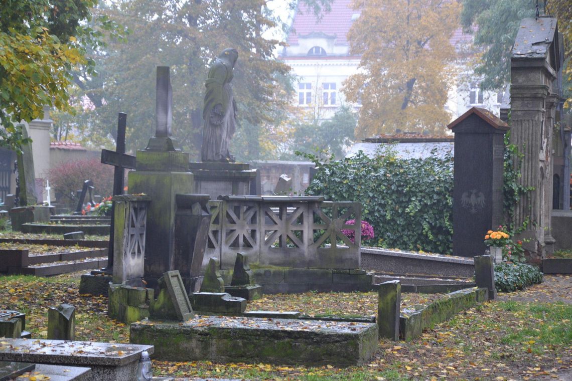 Z wirtualnym przewodnikiem po zabytkowych nekropoliach