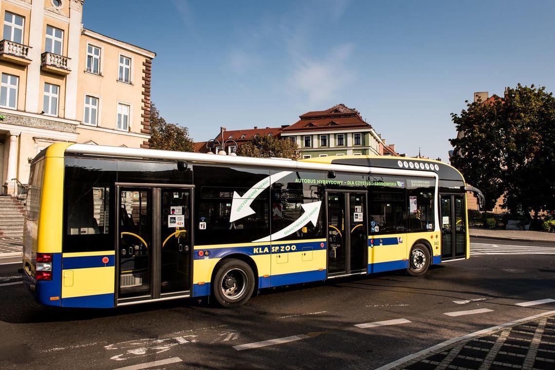Z wrotkami i hulajnogą do autobusu? KLA wyjaśniają