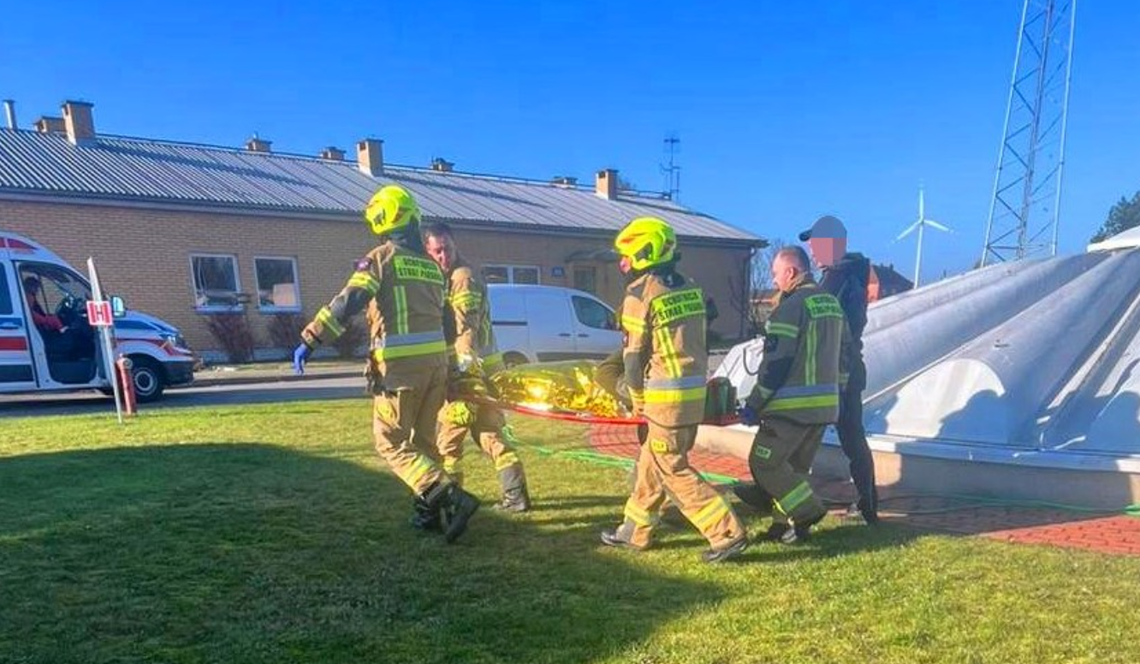 Z wysokości runął na beton. Pracownik spadł z dachu podczas pracy