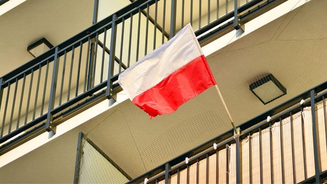 Na pewno o tym nie wiedziałeś! Za niechlujne wywieszenie flagi dostaniesz mandat