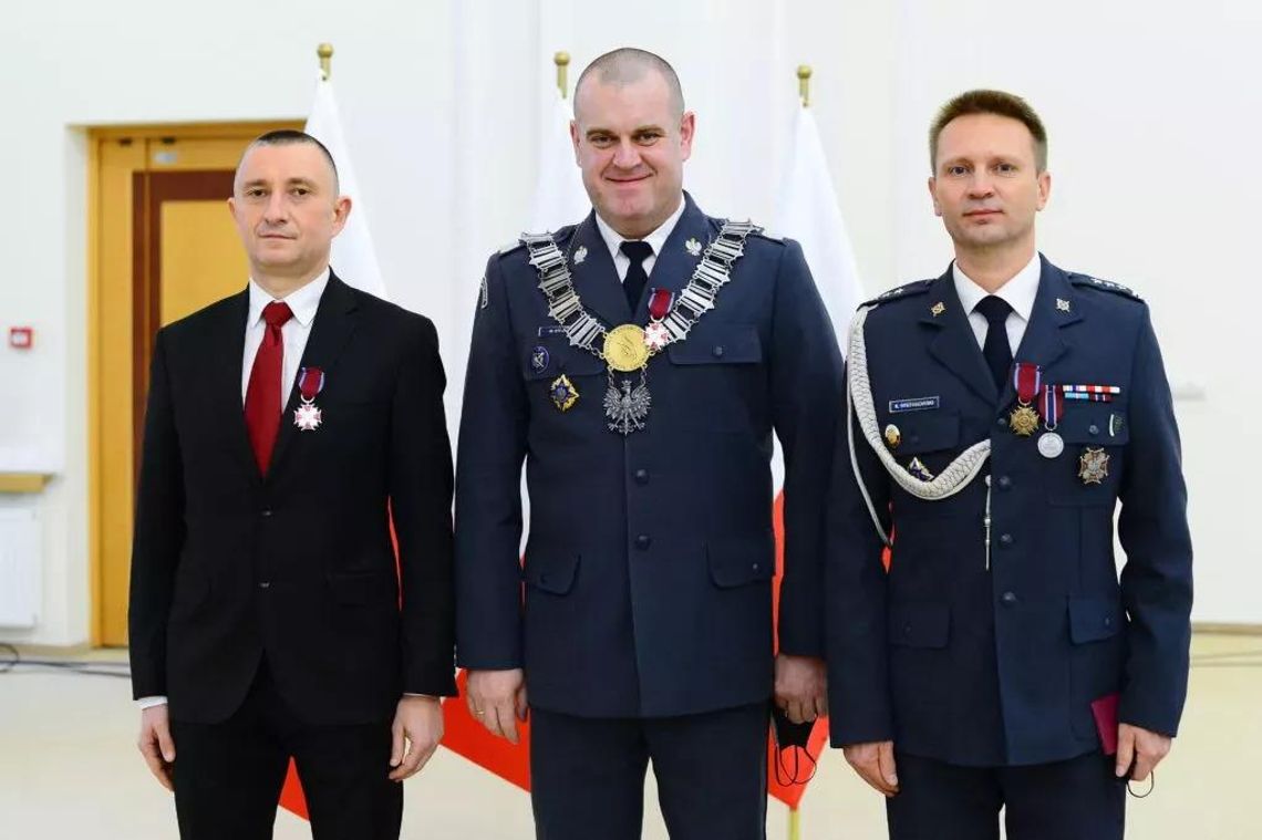 Za szkolenie kadr i profesjonalizm. Rektor ze Srebrnym Krzyżem Zasługi