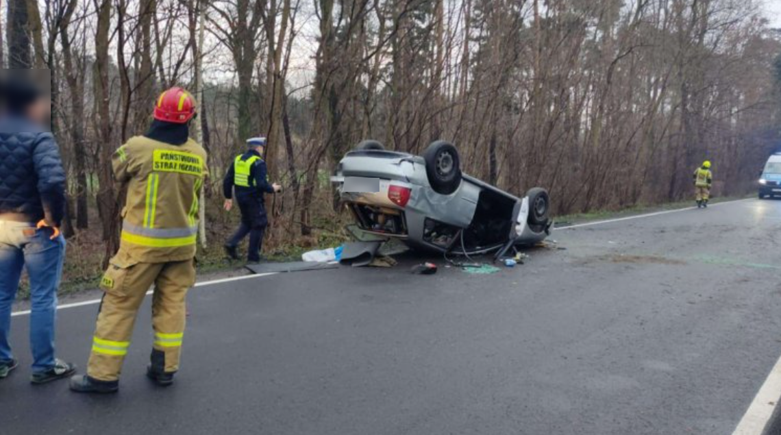 Za szybko i w drzewo. Młoda kobieta straciła panowanie nad Audi i dachowała Za szybko i w drzewo. Młoda kobieta straciła panowanie nad Audi i dachowała