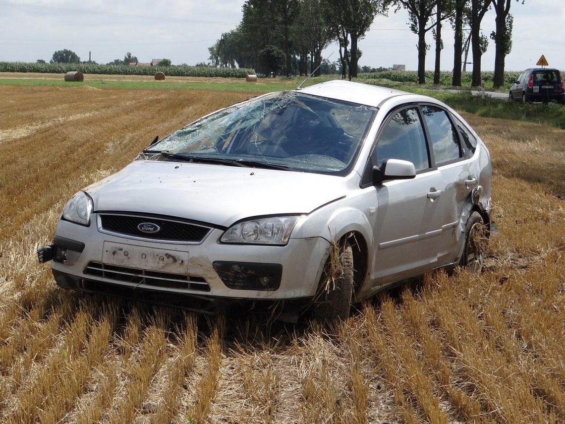 Zajechał drogę audi, wpadł do rowu i dachował ZDJĘCIA