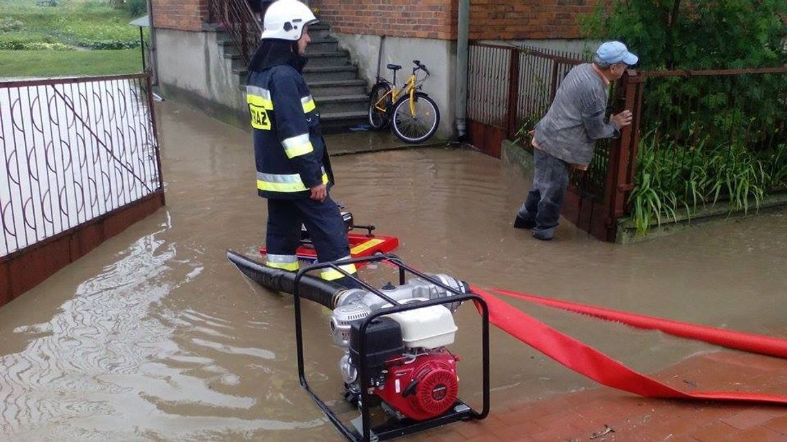 Zalane posesje, piwnice i ulice. Dziś znowu może zagrzmieć i padać ZDJĘCIA