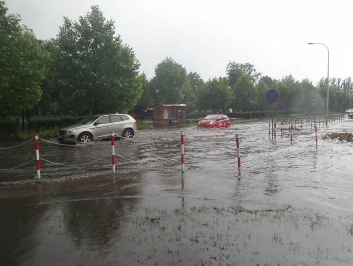 Zalane ulice, podtopione parkingi.  Skutki burzy nad Ostrowem ZDJĘCIA