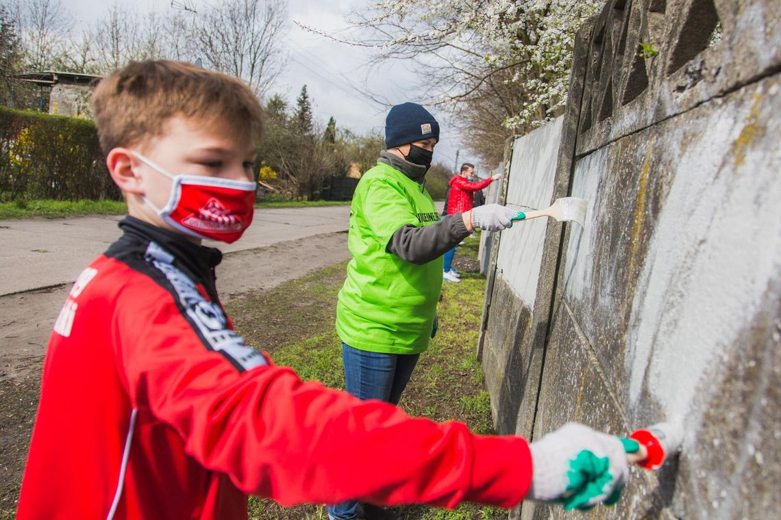 Zamalowali wulgaryzmy i zebrali tony opadów - wiosenne sprzątanie w Ostrowie Wielkopolskim