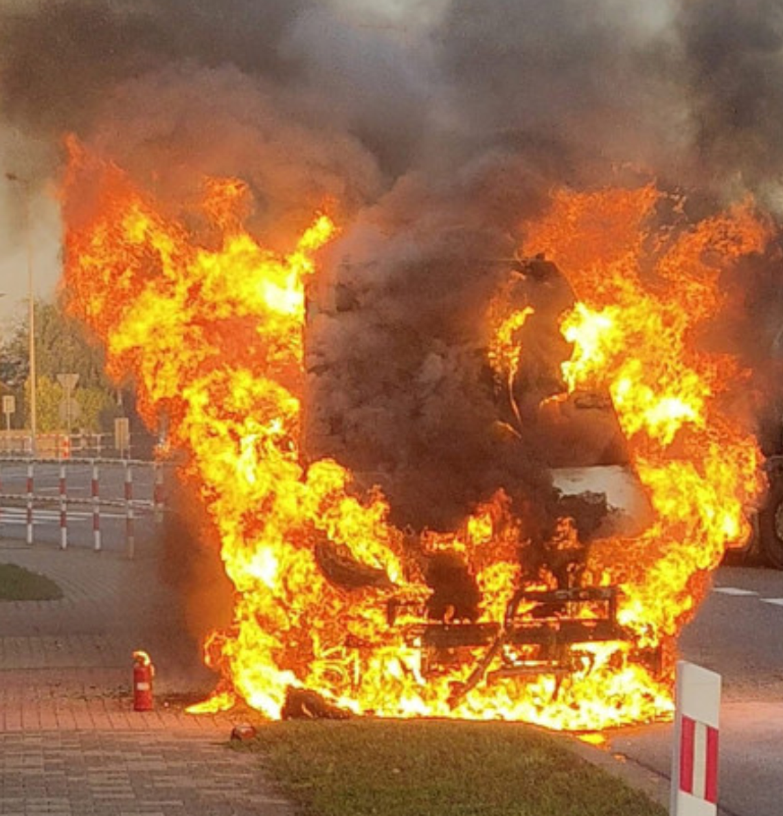 Żar i kłęby dymu. Autobus spłonął na oczach kierowców