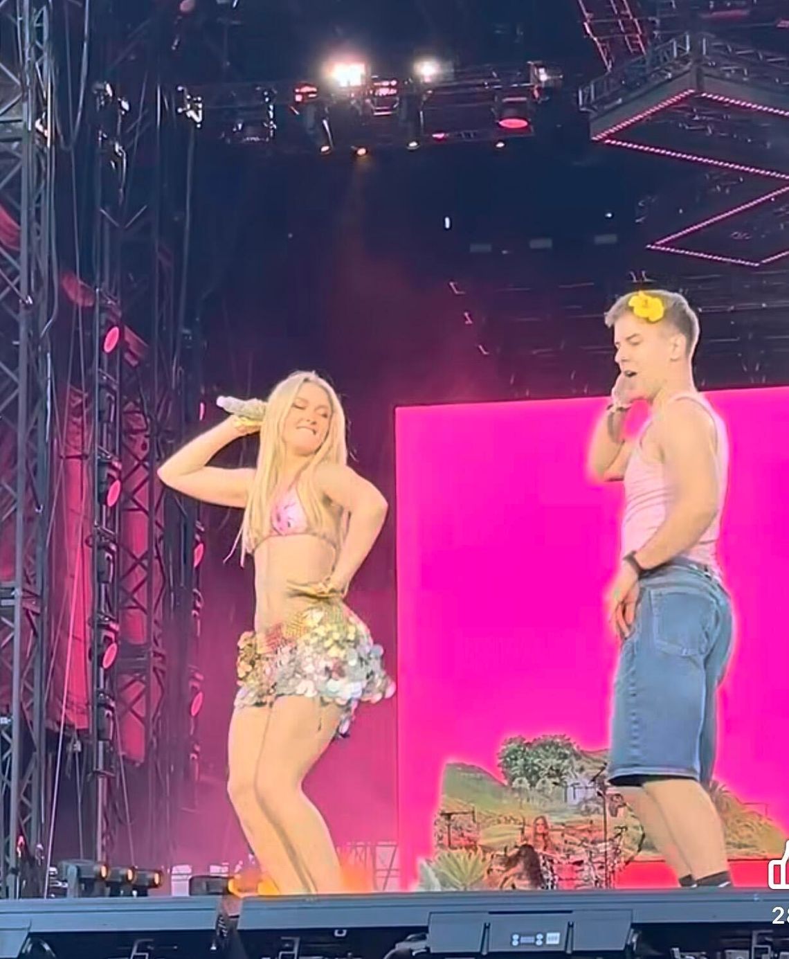 Zara Larsson zaprosiła go na scenę. Okazało się, że to były radny z naszego regionu Zara Larsson zaprosiła go na scenę. Okazało się, że to były radny z naszego regionu