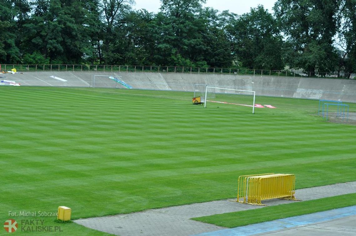 Zasada 6+1 i bez dzielenia boisk na mniejsze. Od poniedziałku kluby sportowe mogą wrócić na stadiony