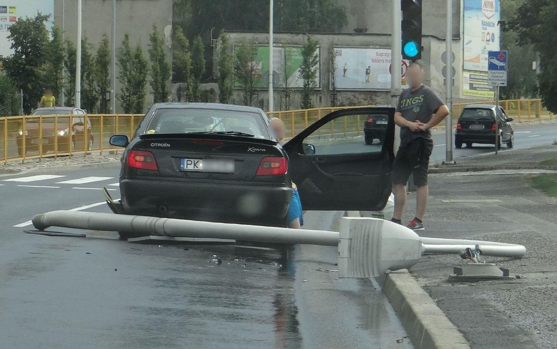 Zasłabła za kierownicą i uderzyła w latarnię ZDJĘCIA