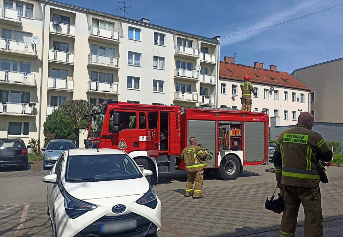 Zatrzaśnięte drzwi, a w środku małe dziecko. Matka nie mogła dostać się do malucha!