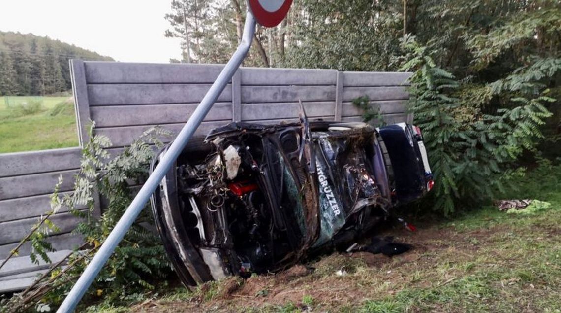 Zatrzymali się na betonowym płocie. Za kierownicą 18-latek