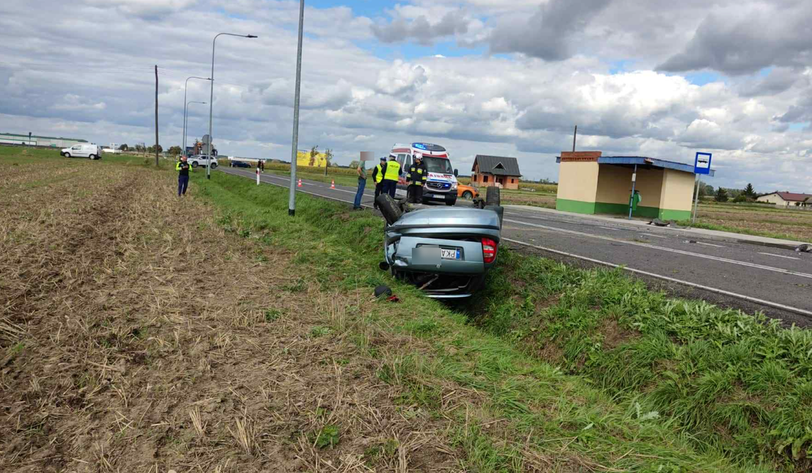 Zawracał w niedozwolonym miejscu i zderzył się z innym autem. Oba pojazdy dachowały
