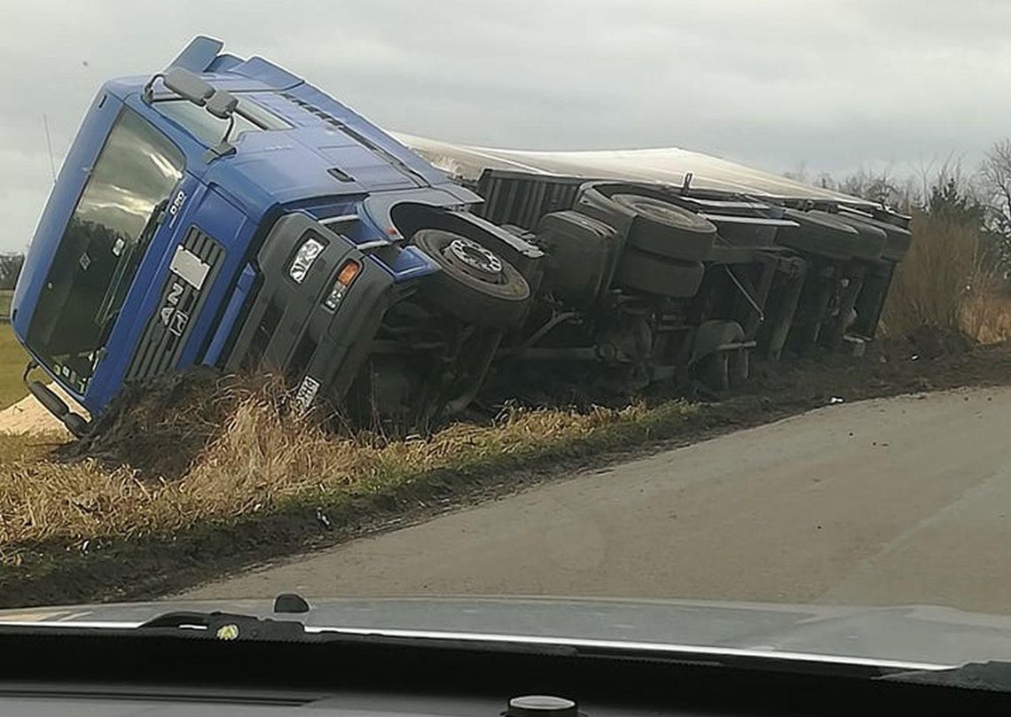 Zbiersk Kolonia: ciężarówka w rowie ZDJĘCIA