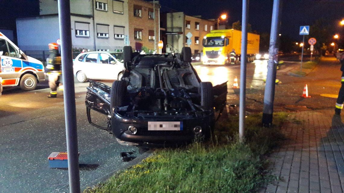 Zderzenia i dachowanie w Krotoszynie. Dwie osoby w szpitalu ZDJĘCIA