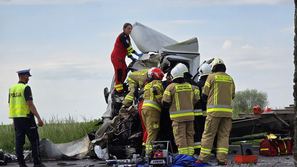 Zderzenie 3 dużych pojazdów. 2 osoby poważnie ranne