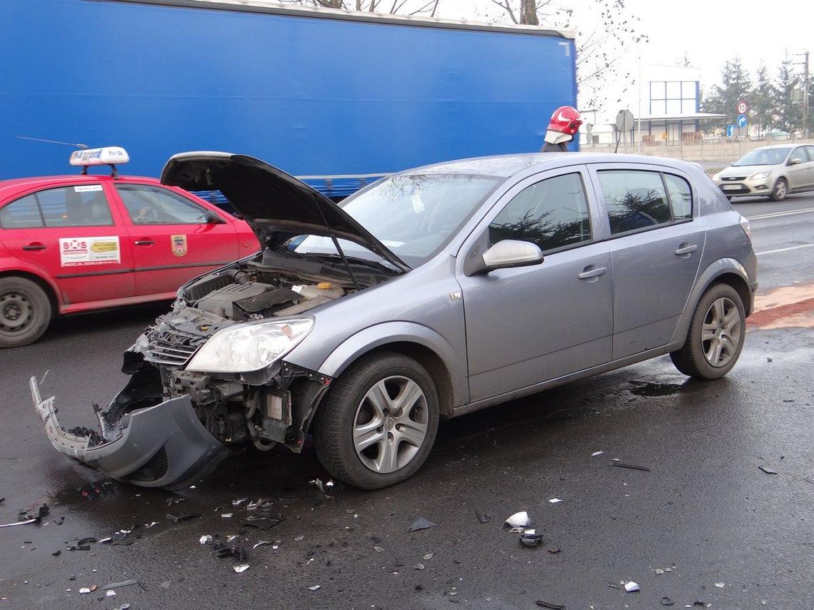 Zderzenie 3 pojazdów na ul. Częstochowskiej ZDJĘCIA